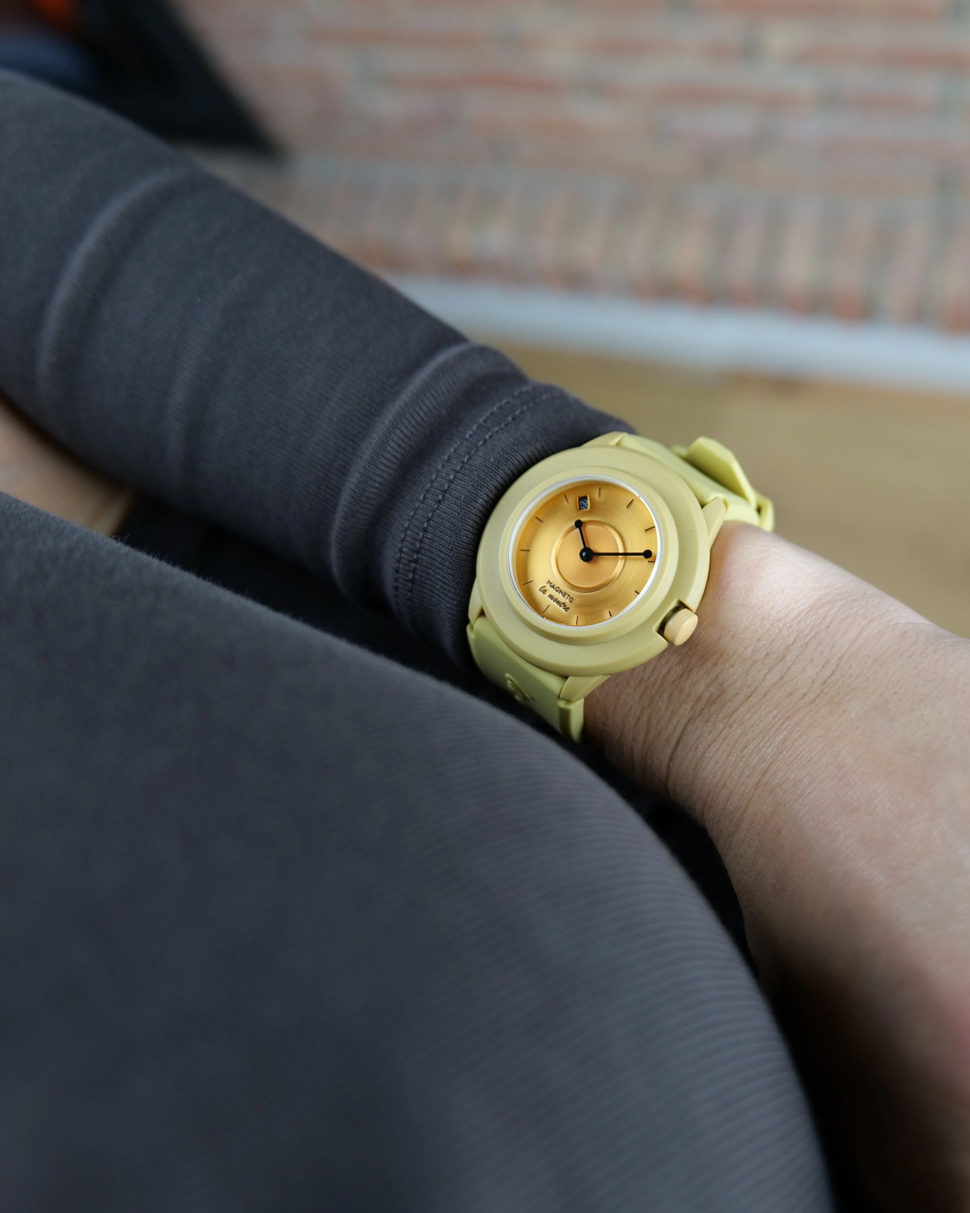 La Montre Yellow - Image 9